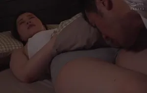 3 ngày chồng đi công việc, vợ yêu ở nhà nữa đêm bị bố anh xã mò vào phòng