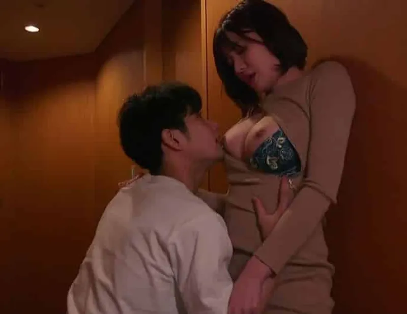 Bí mật hẹn hò với cô gái xinh đẹp địt giỏi hơn cả người yêu